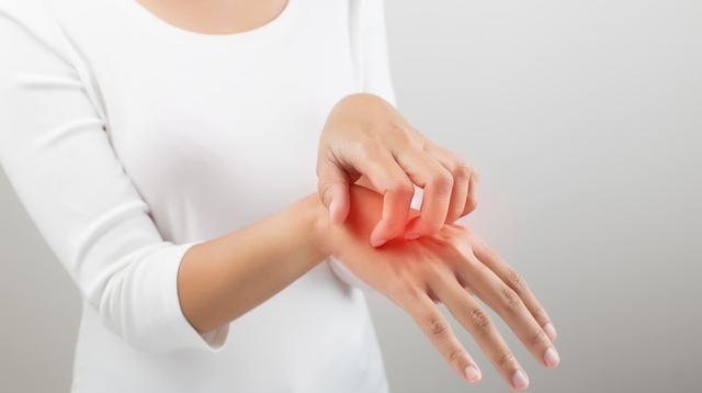 為什么蕁麻疹總是在晚上發(fā)作？深度解析蕁麻疹夜間發(fā)作的原因，蕁麻疹夜間頻發(fā)的原因探究，深度解析發(fā)作機(jī)制與影響因素