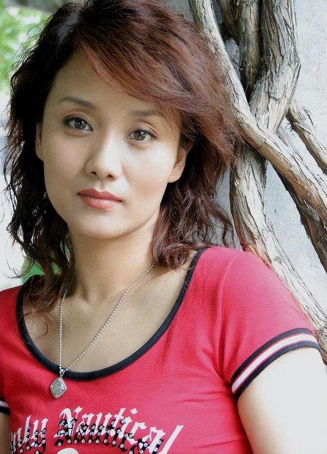 李穎個人資料年齡，全面解讀一位閃耀明星的生涯與成長歷程，閃耀明星李穎，生涯成長歷程與年齡解讀