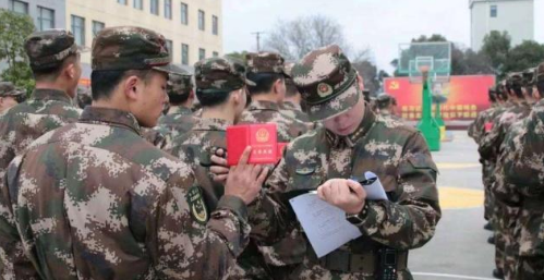 關(guān)于在校大學(xué)生是否應(yīng)該去當(dāng)兵的思考與建議，在校大學(xué)生是否應(yīng)參軍的深度思考及建議